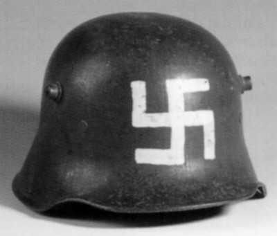 Stahlhelm mit einem aufgemalten Hakenkreuz, wie er von Angehrigen der Brigade Erhardt und bei anderen Freikorpswhrend des Putsches getragen wurde