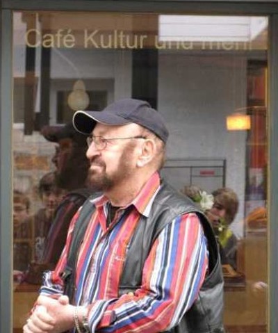 Ben Ernst Friedmann in Spangenberg bei der Verlgung der Stolpersteine fr seine Eltern und seine Schwester