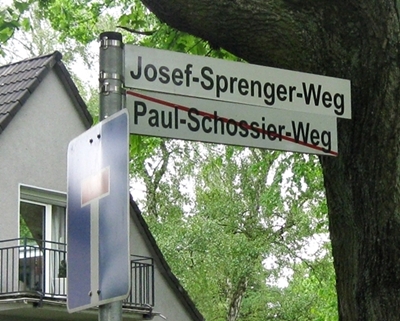 Unter dem neuen Straenschild hngt, rot durchgestrichen, noch das alte