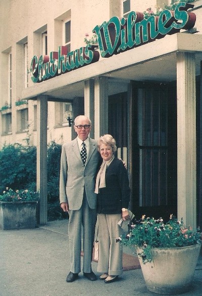 Theo Wilmes und Bella Neudorf vor Theos Gaststtte in Essen