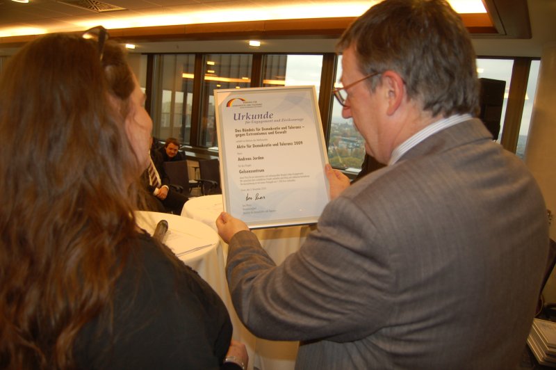 Leo Monz überreicht  Heike Jordan, Projektleiterin des Arbeitskreises Stolpersteine in Gelsenkirchen, die Urkunde des Bündnis für Demokratie und Toleranz (BfDT)