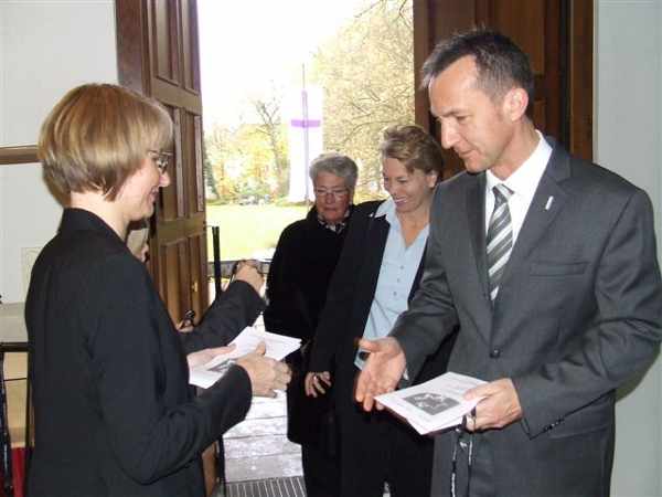 Auch Gelsenkirchens Oberbürgermeister Baranowski erhielt einen Kristallsplitter