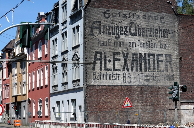 Im Mai 2020 bei Abrissarbeiten an einem Haus in Gelsenkirchen entdeckte Wandreklame der Firma Alexander