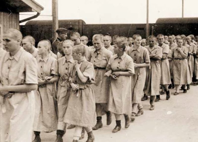  Mai 1944, Jüdische Frauen aus der Karpato-Ukraine, in Auschwitz zur Ableistung von Zwangsarbeit in Gelsenkirchen und anderen Orten im Reichsgebiet ausgewählt, nach Bad und Desinfektion in einheitlicher Häftlingskleidung.