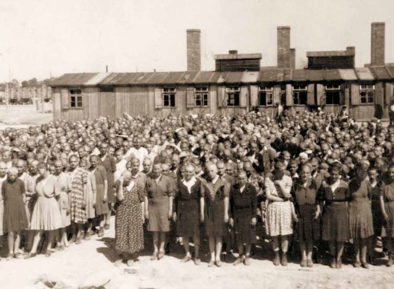 Mai 1944, Jüdische Frauen aus der Karpato-Ukraine, gerade in Auschwitz angekommen, dürfen vorläufig weiterleben. Die SS hat sie zur Ableistung von Zwangsarbeit ausgewählt. Die Frauen tragen noch ihre Zivilkleidung, ihre Haare wurden bereits abgeschnitten.