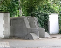 Bild Andreas Praefcke: Das Denkmal der grauen Busse in Weißenau, ein Ortsteil von Ravensburg.