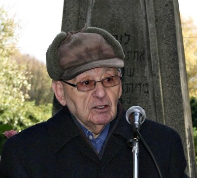 Foto: Rolf Abrahamsohn spricht auf dem jüdischen Friedhof Recklinghausen, Quelle:Gelsenzentrum e.V.
