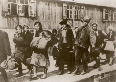 Zwangsarbeiter werden in ein Lager eingewiesen